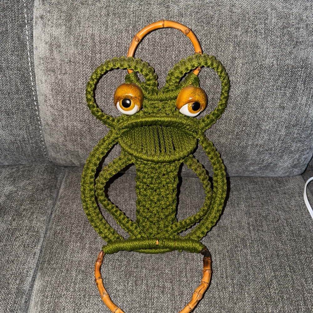 Green Frog-Shaped macramé towel holder